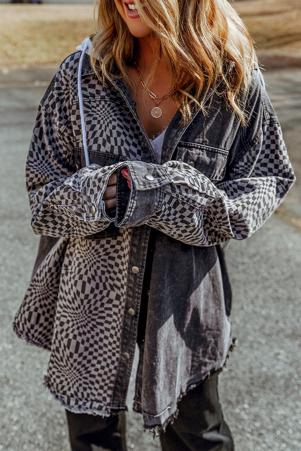 Veste en jean à capuche et ourlet effiloché en patchwork à carreaux