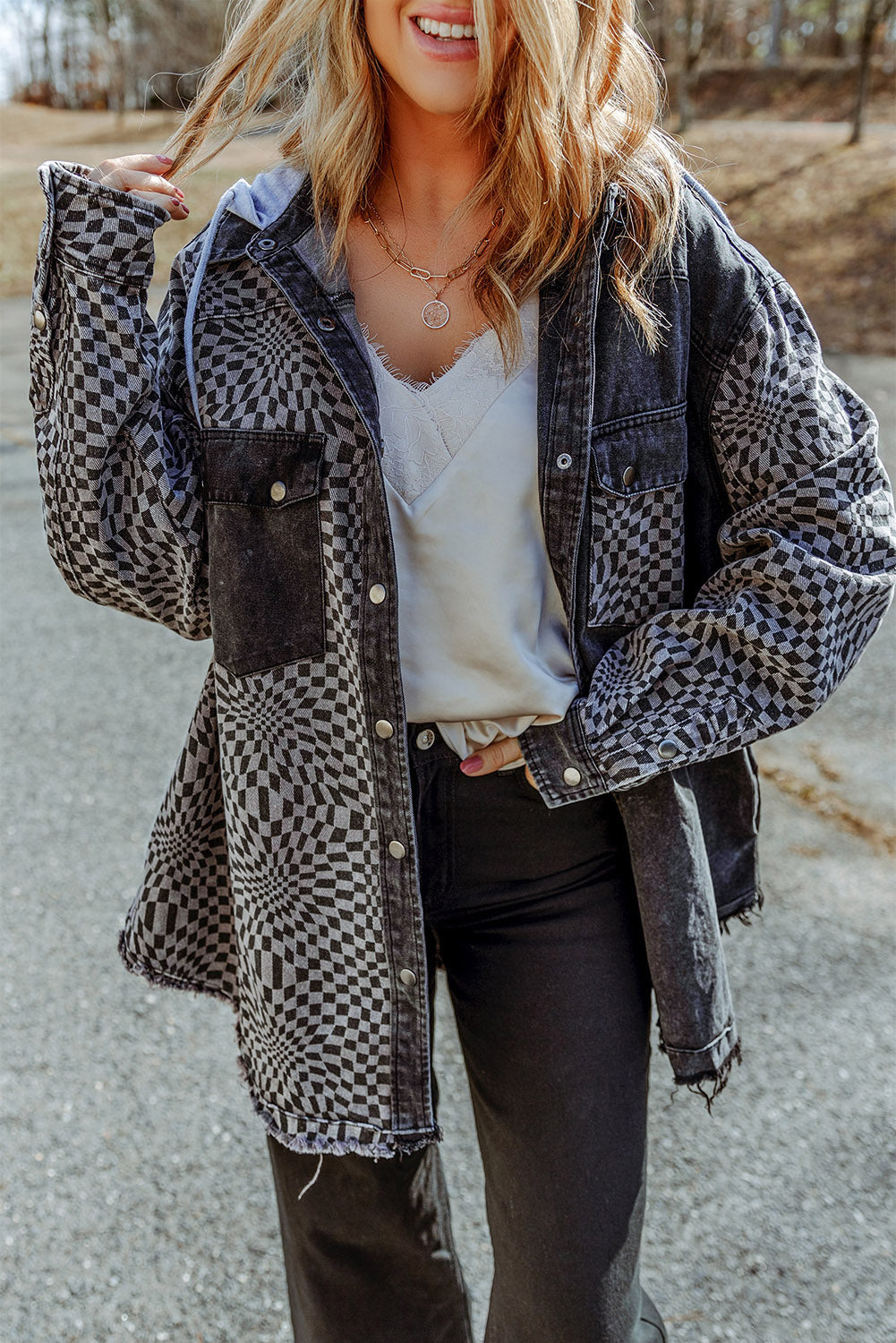 Veste en jean à capuche et ourlet effiloché en patchwork à carreaux