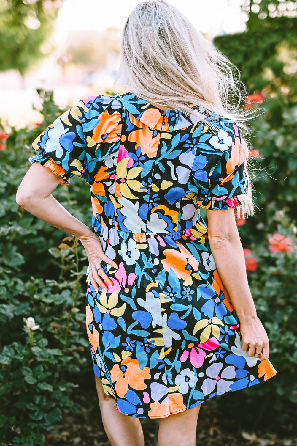 Robe évasée florale bleue à col fendu et à col fendu