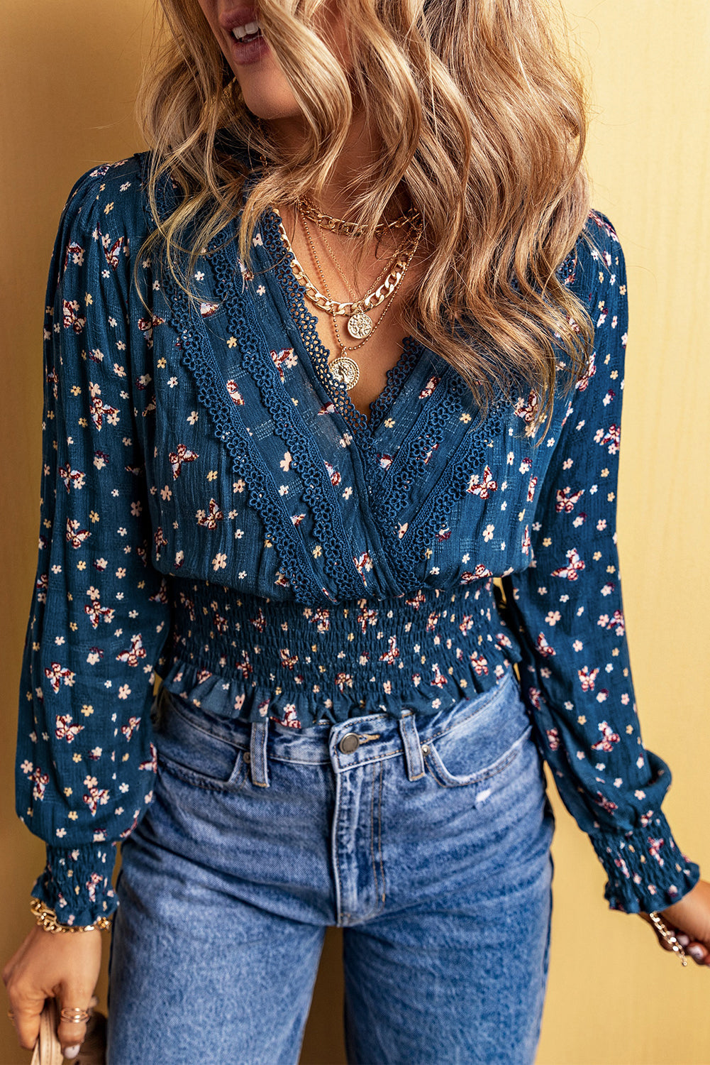 Blouse florale à manches longues et smockée à col en V et bordure en dentelle