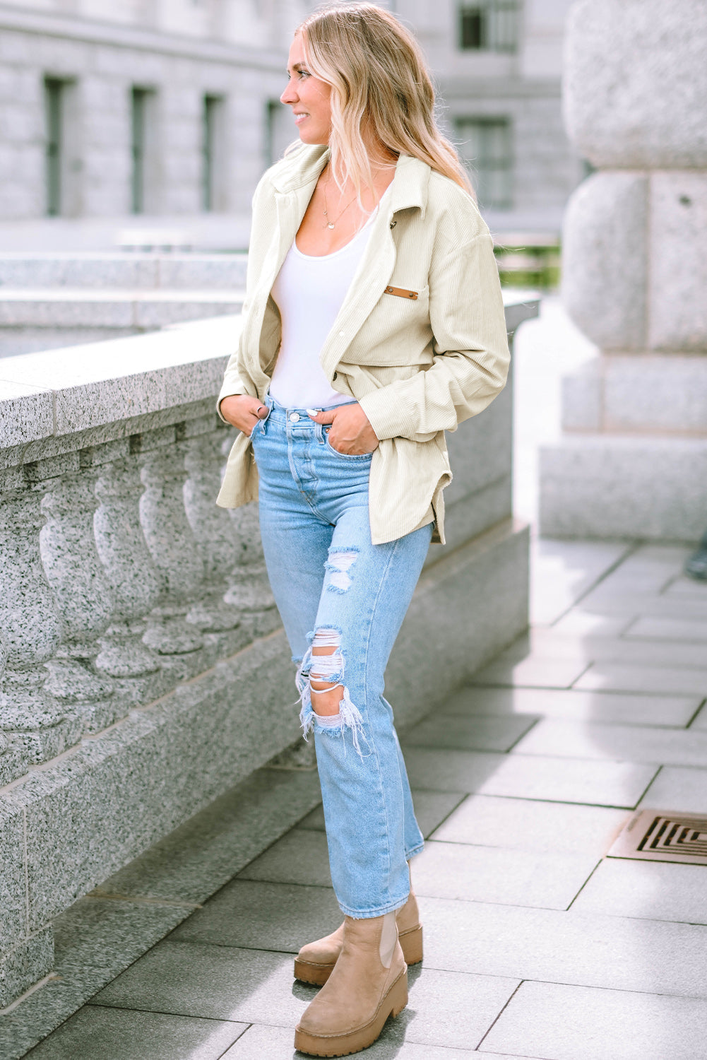 Veste longue boutonnée en velours côtelé beige avec poche sur le devant