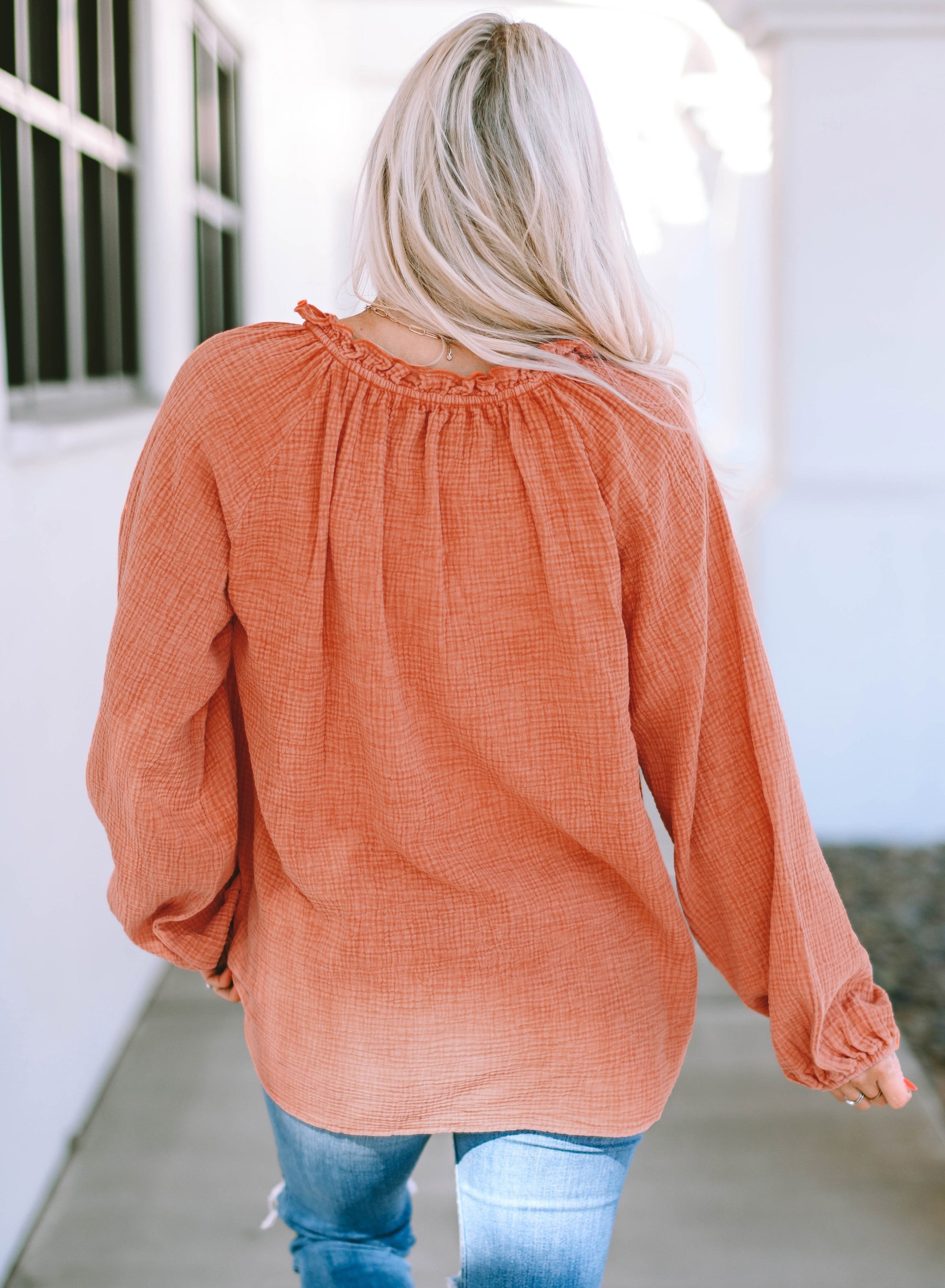 Blouse texturée froissée à volants et manches bouffantes à col fendu