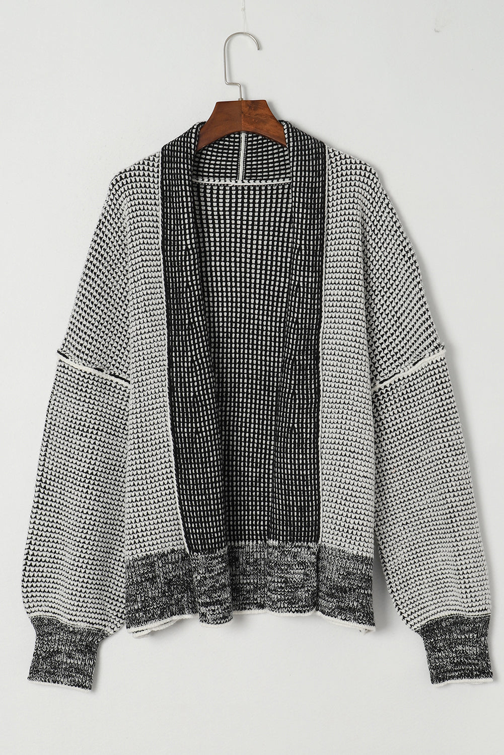 Cardigan gris à carreaux et bordure contrastée ouvert sur le devant