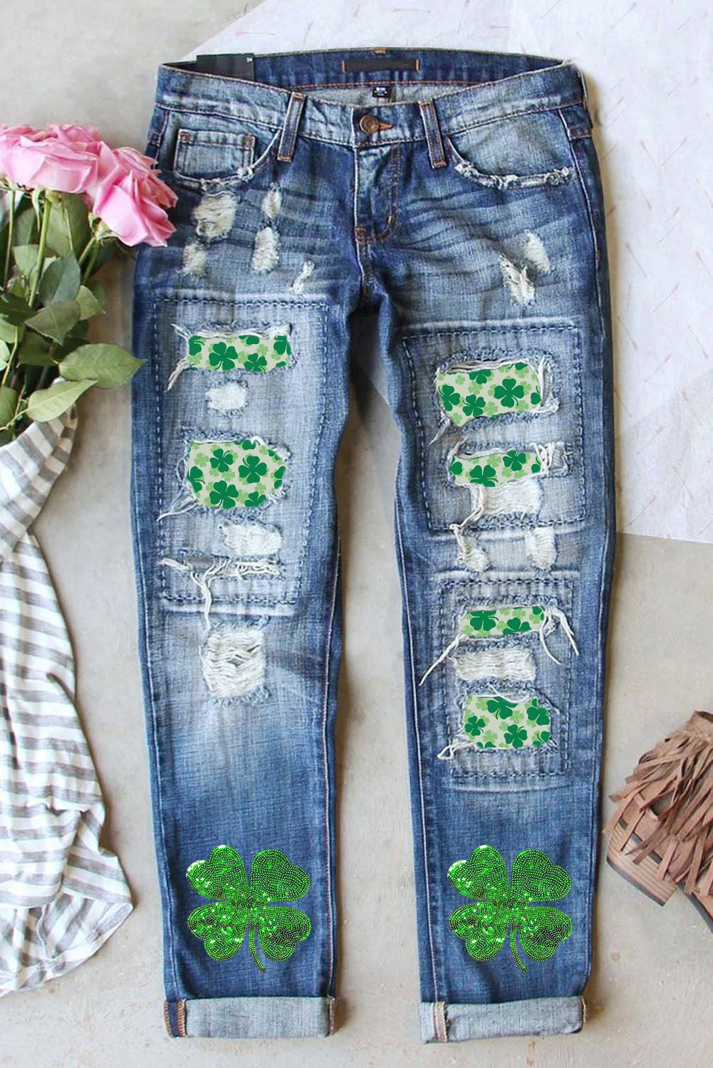 Jean effet vieilli à sequins et patchwork de trèfle St. Patricks bleu ciel