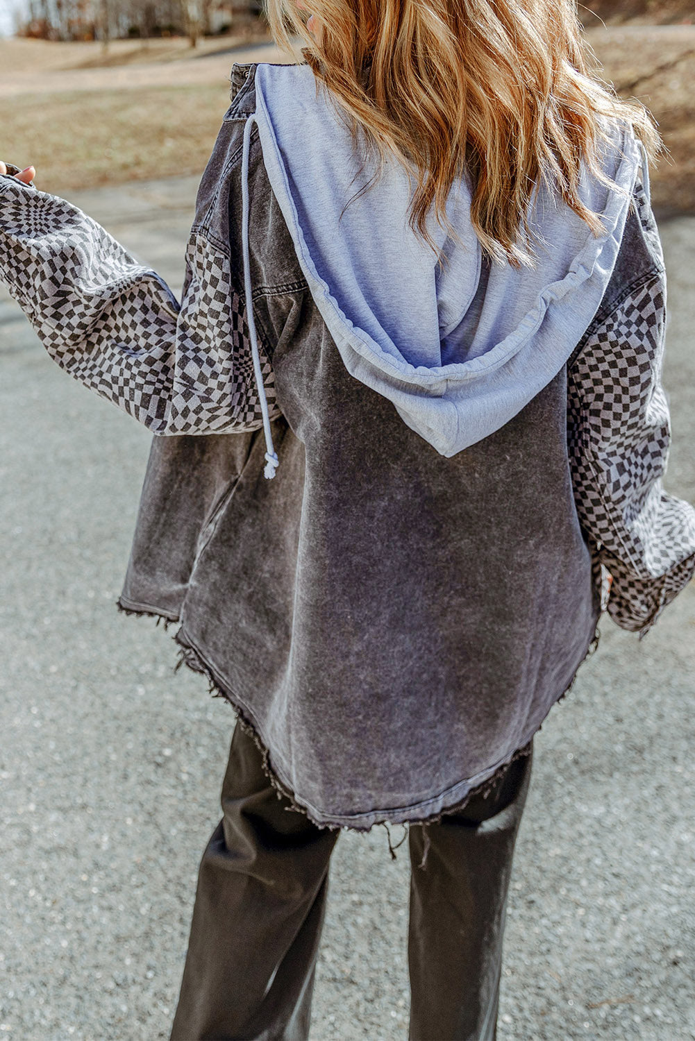 Veste en jean à capuche et ourlet effiloché en patchwork à carreaux