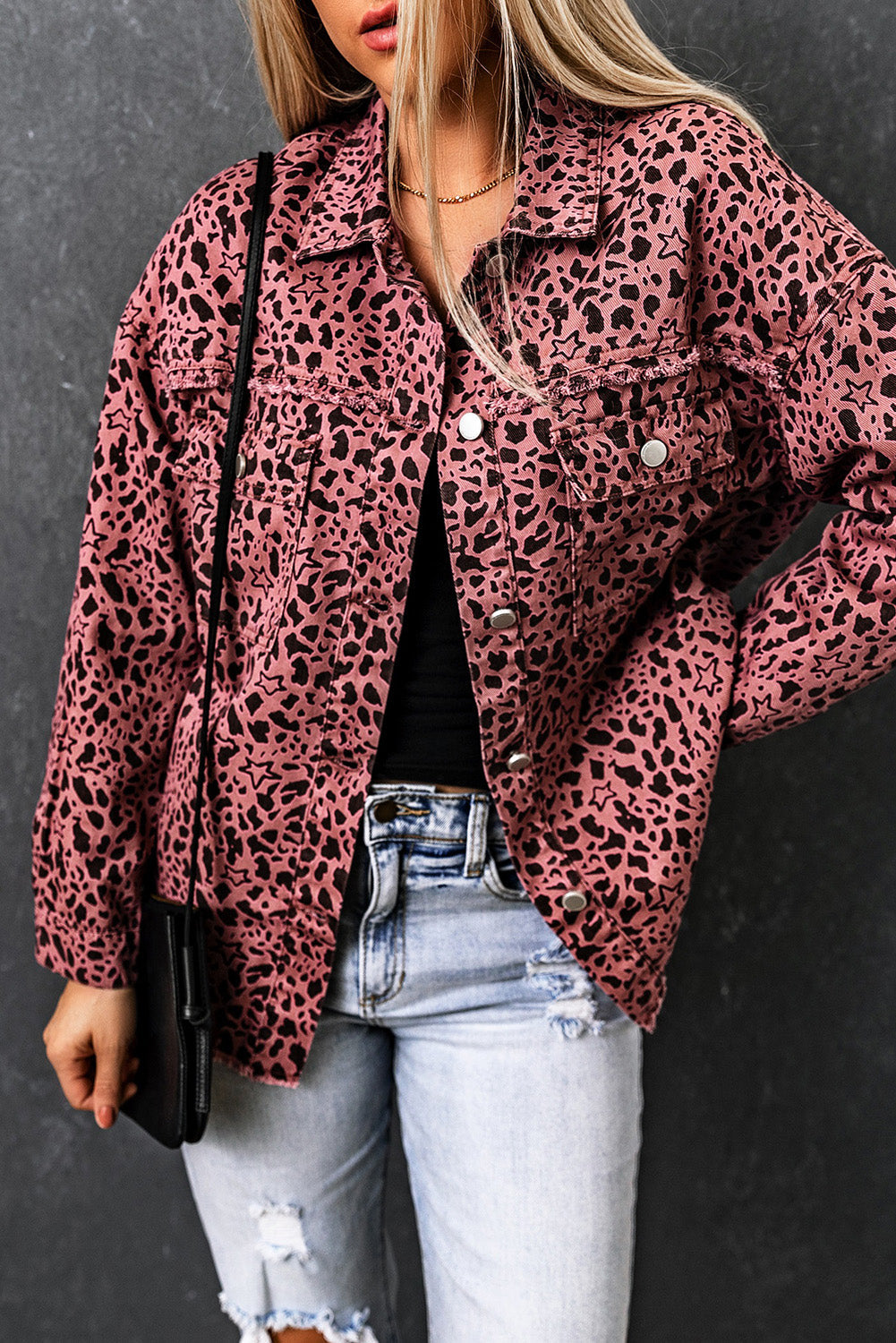 Veste en jean boutonnée rose à imprimé étoiles et taches d'animaux