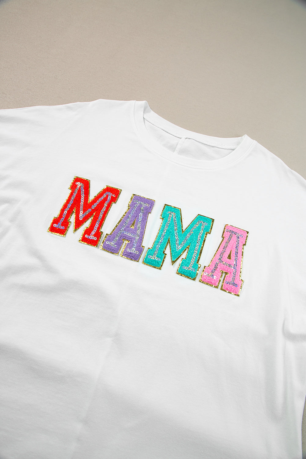 T-shirt blanc à col rond et patchs en chenille MAMA