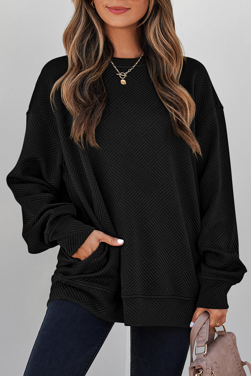Textured Round-Neck Solid Round-Neck Pullover Sweatshirt in Black