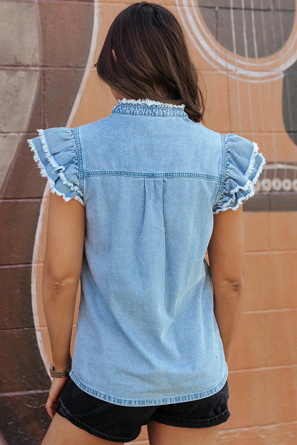 Haut en denim effiloché à volants boutonné sur le devant Beau Blue