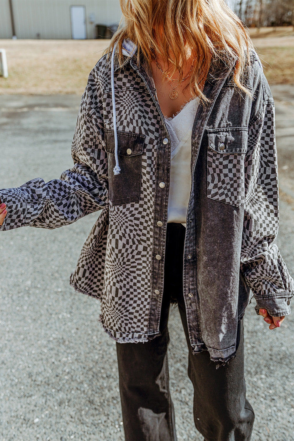 Veste en jean à capuche et ourlet effiloché en patchwork à carreaux