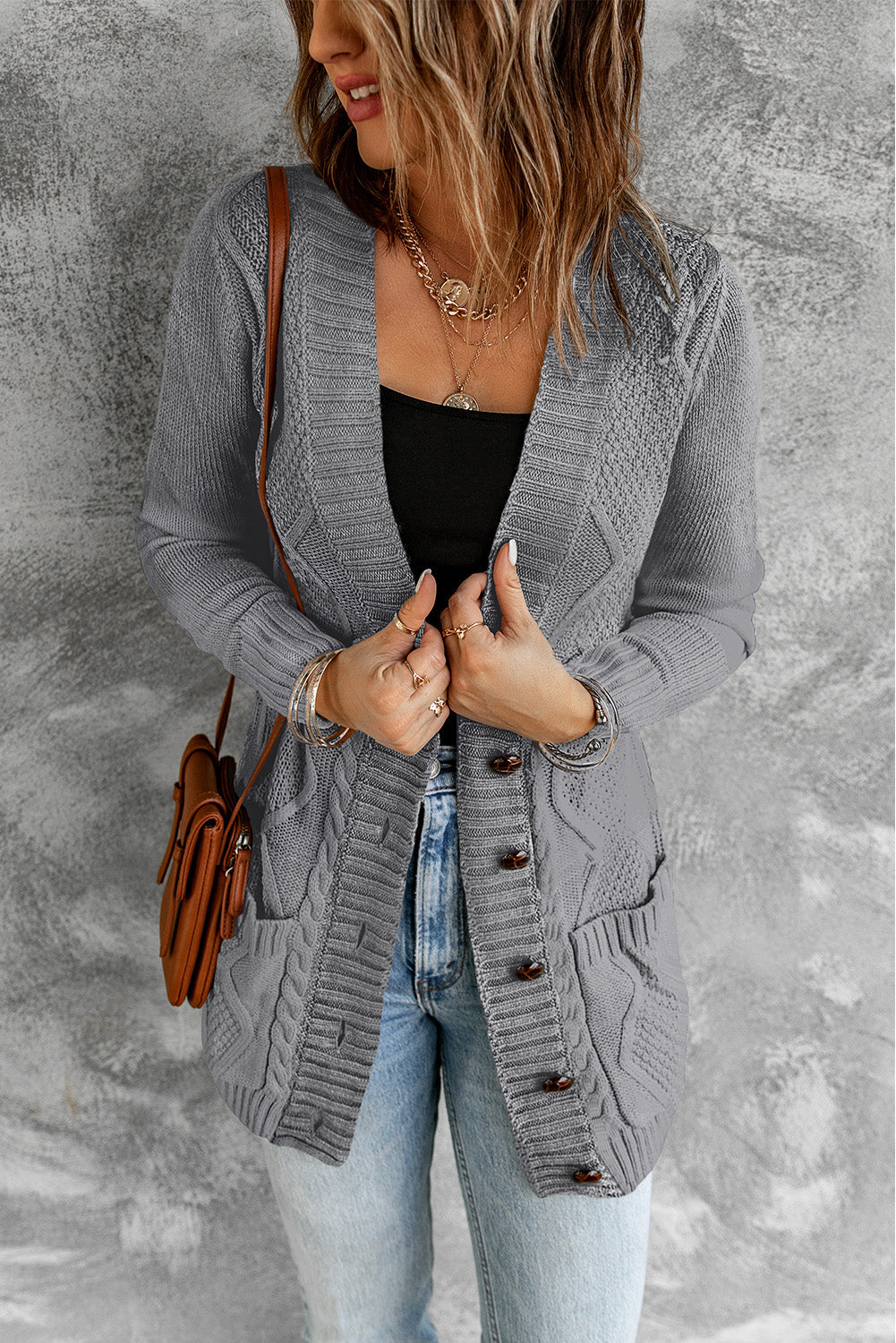 Cardigan gris foncé avec poche avant et fermeture à boutons