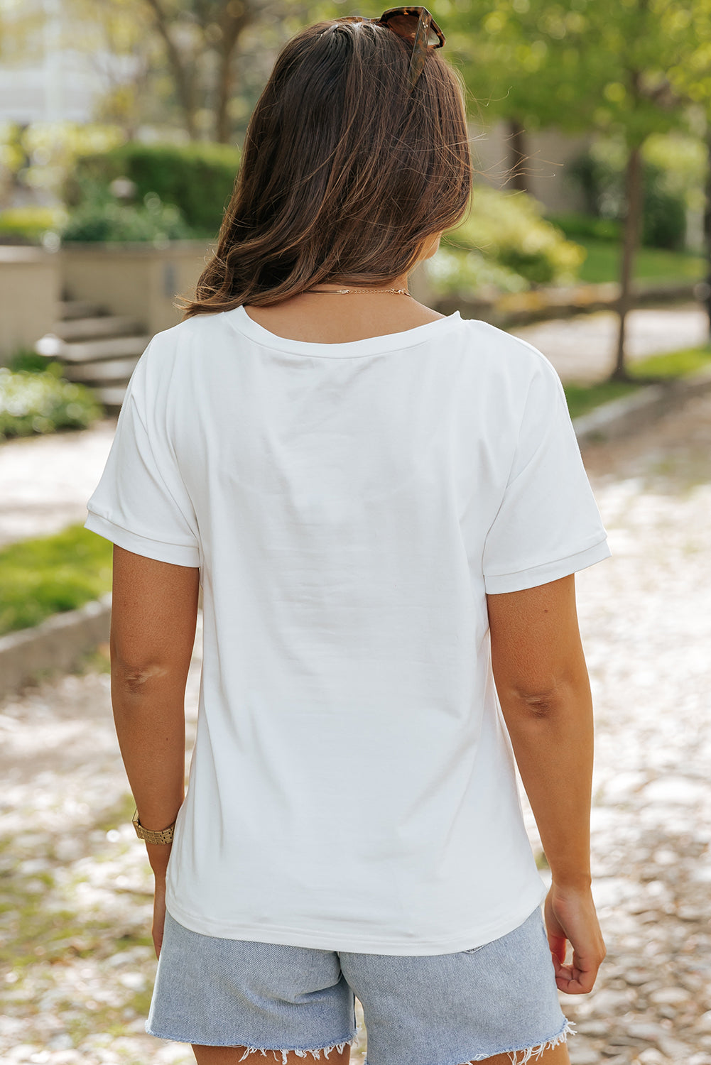 Haut blanc à manches courtes et col rond à paillettes pour la Saint-Valentin