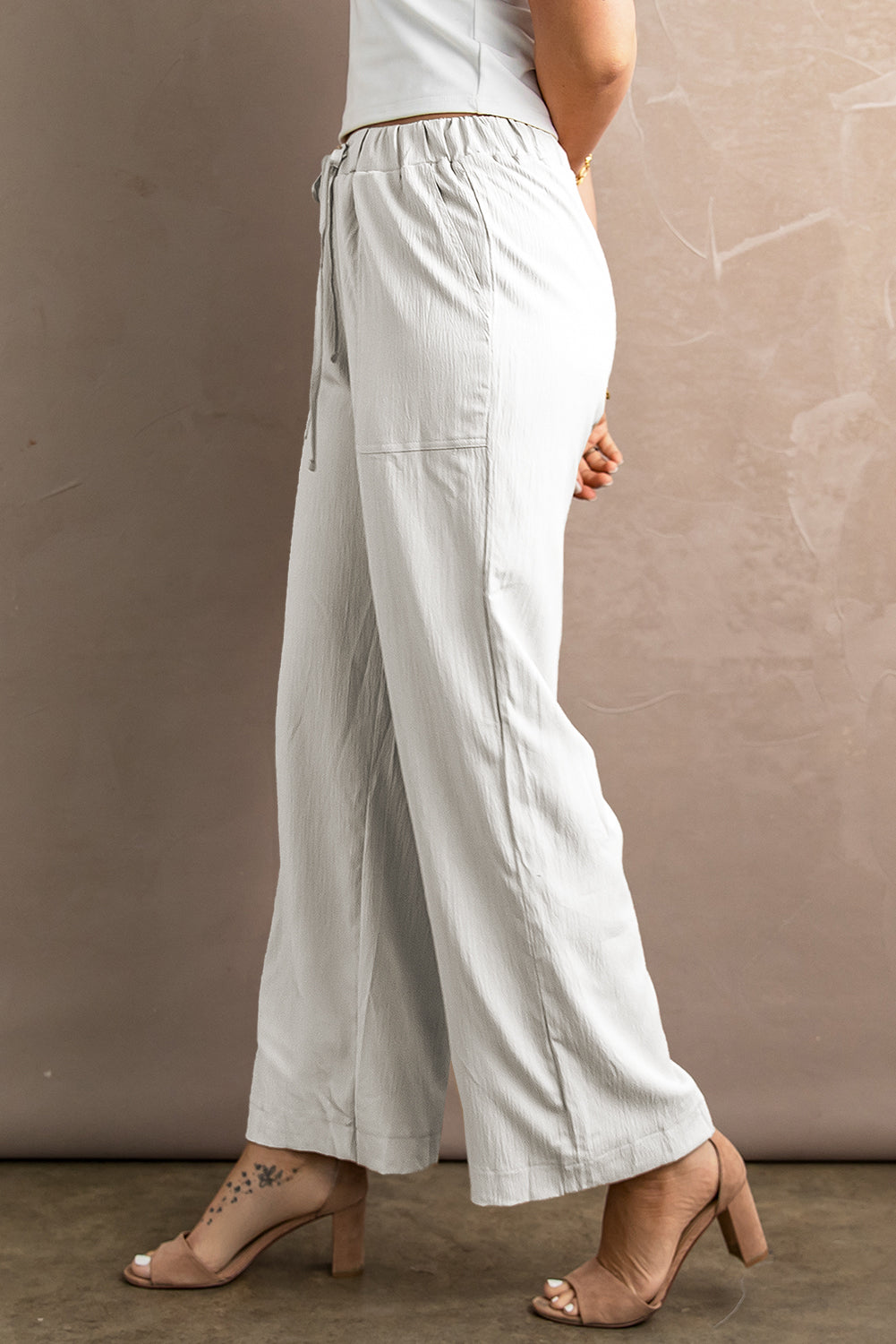 Pantalon large froissé blanc à taille avec cordon de serrage