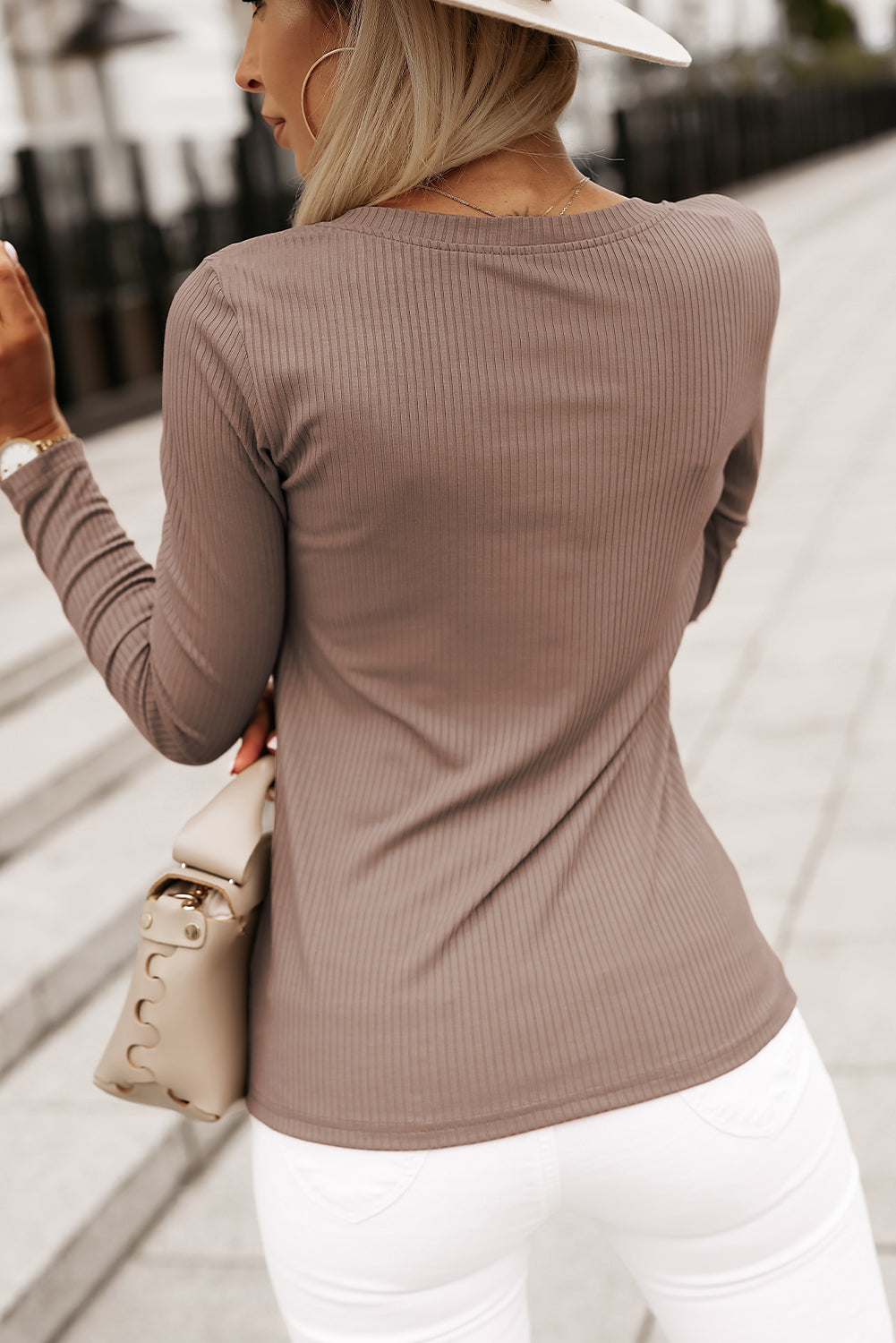 Haut à col en V avec poche poitrine plaquée en tricot cotelé