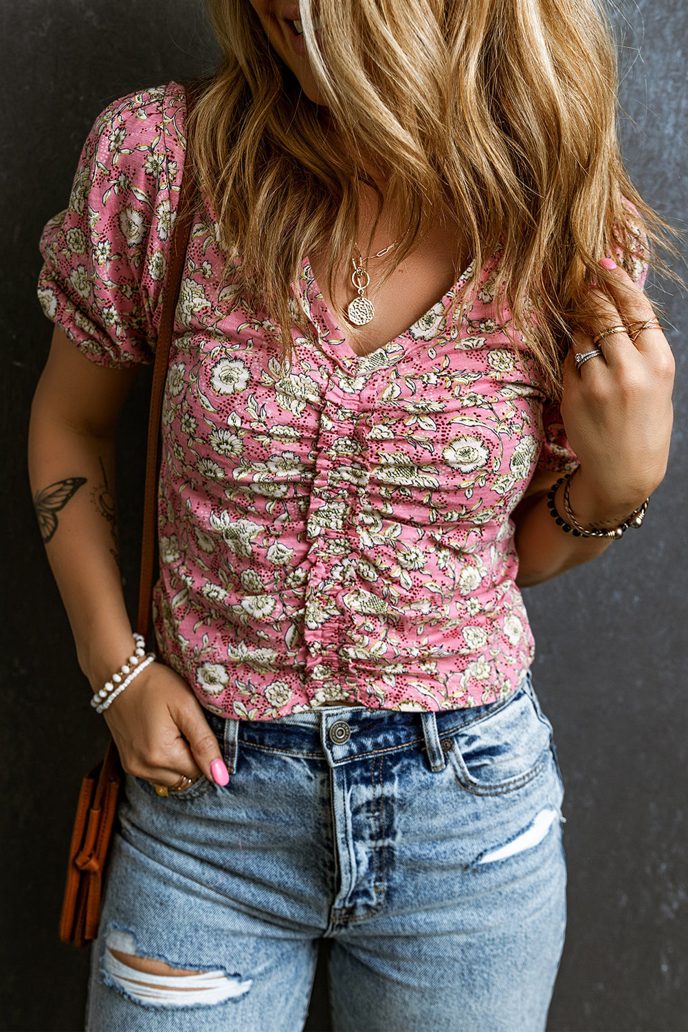 Blouse froncée florale à manches courtes bouffantes et col en V