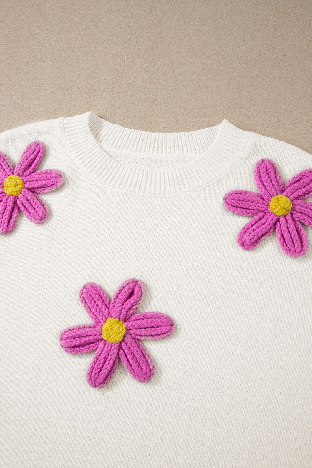 Pull en tricot à épaules tombantes et fleurs au crochet de grande taille