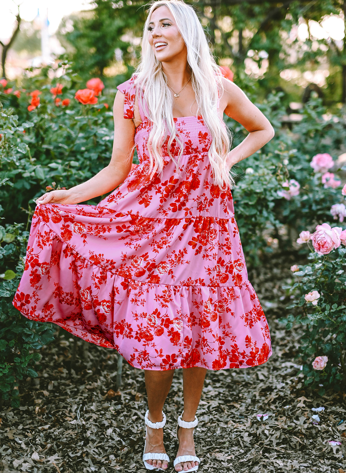 Robe fleurie rose à volants et bretelles nouées