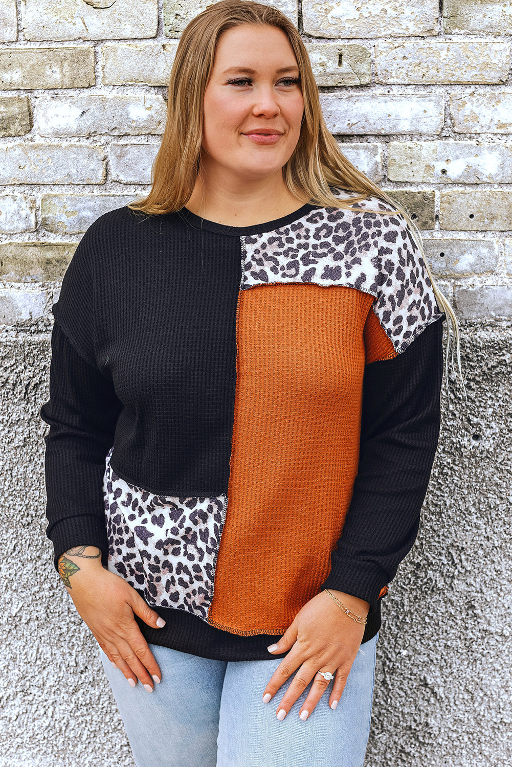 Haut en tricot gaufré patchwork léopard color block noir orange grande taille