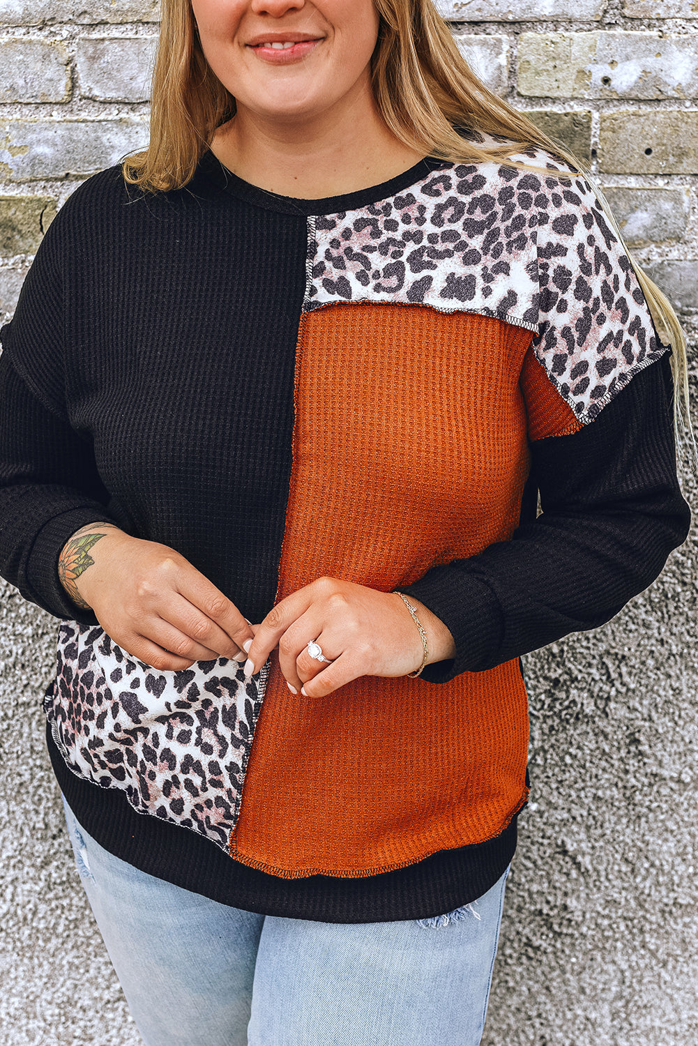 Haut en tricot gaufré patchwork léopard color block noir orange grande taille