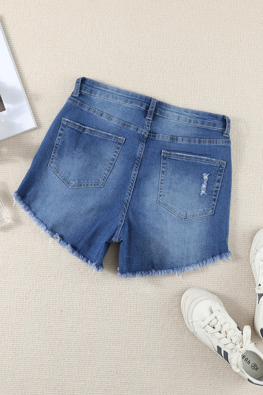 Short en jean bleu foncé à ourlet effiloché