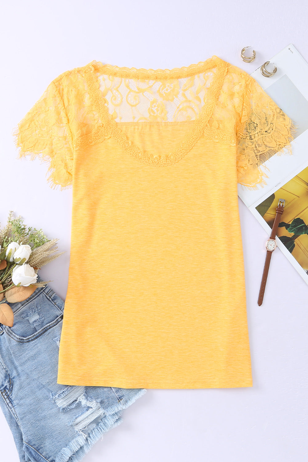 T-shirt jaune à manches courtes et col en U en dentelle au crochet