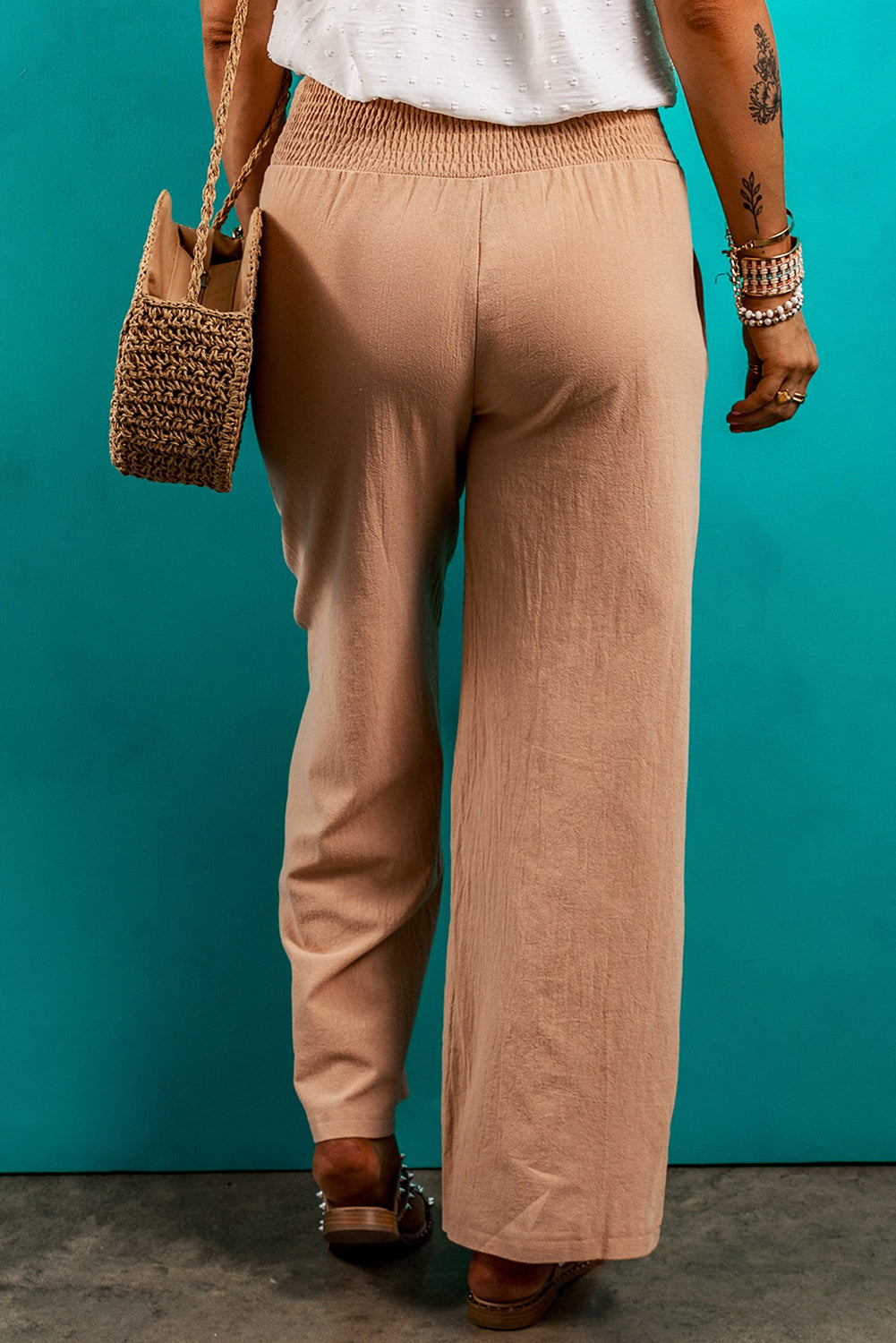 Pantalon ample à jambe droite et taille smockée