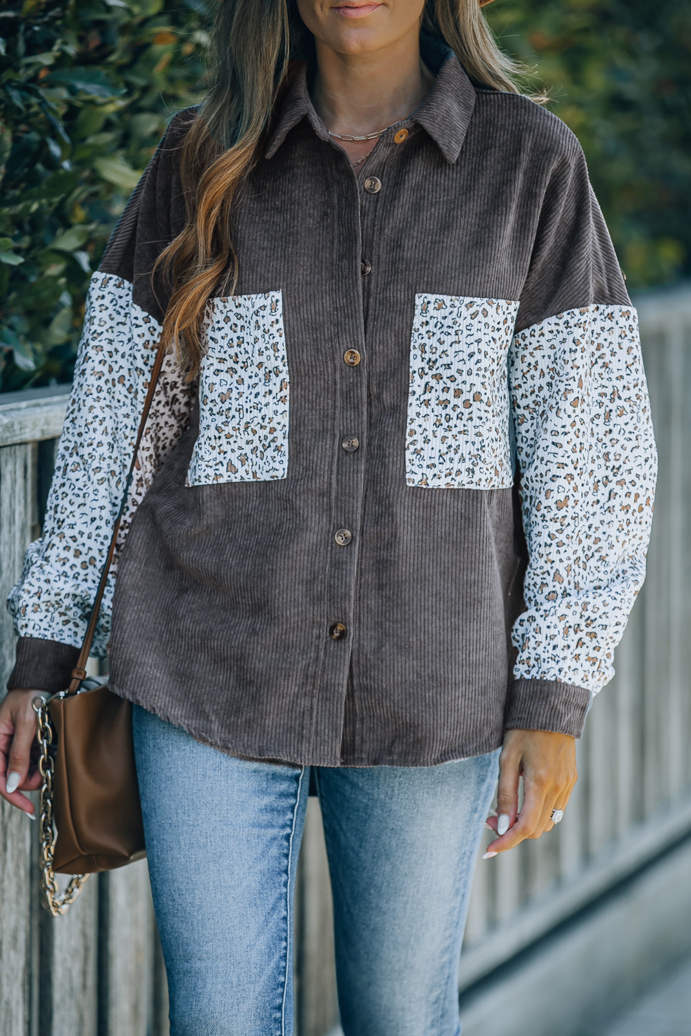 Veste chemise boutonnée en velours côtelé à patchwork léopard gris