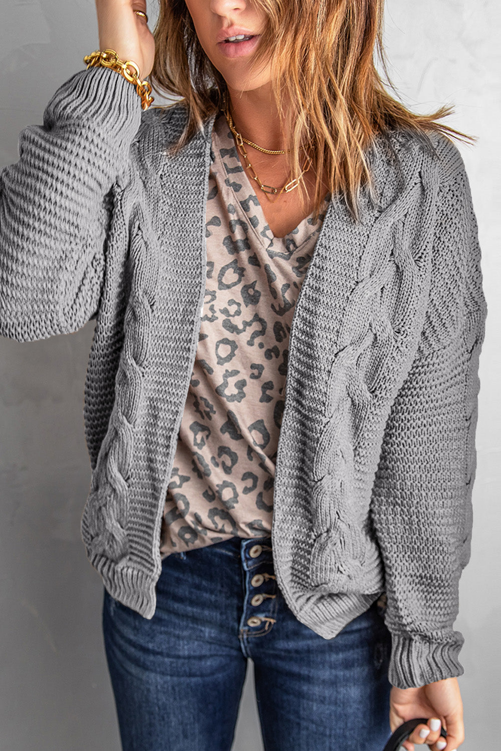 Cardigan en tricot gris à manches longues et larges