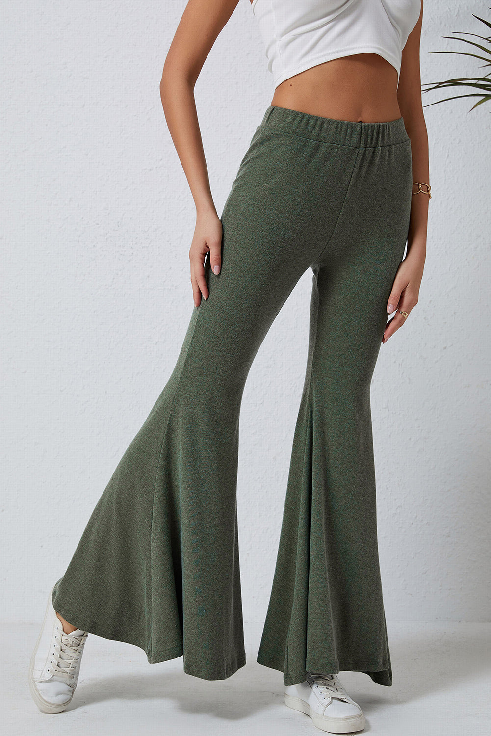 Pantalon vert taille haute ajusté et évasé