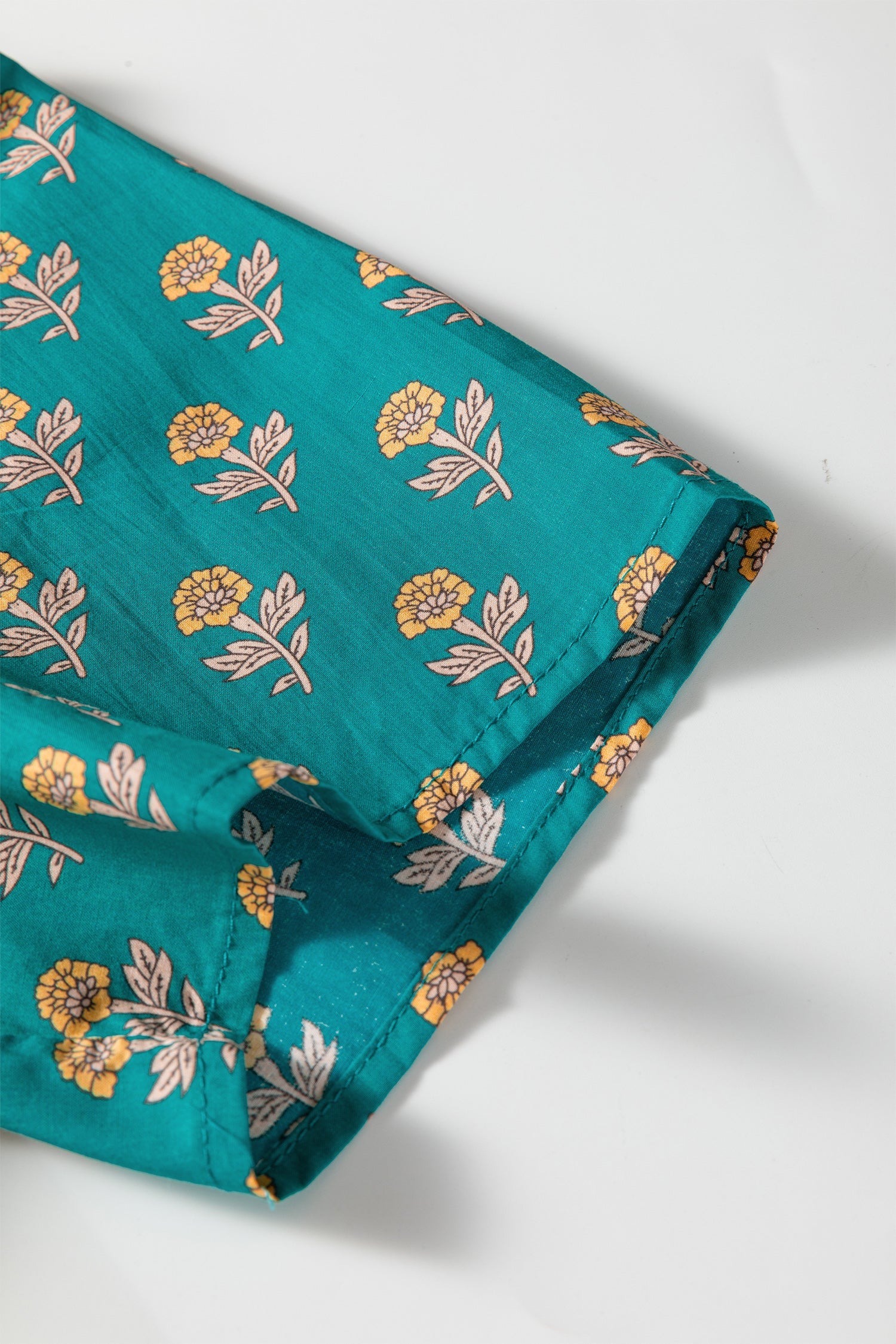 Contrast Short-Sleeved Trim V-Neck Floral Dress in Green
