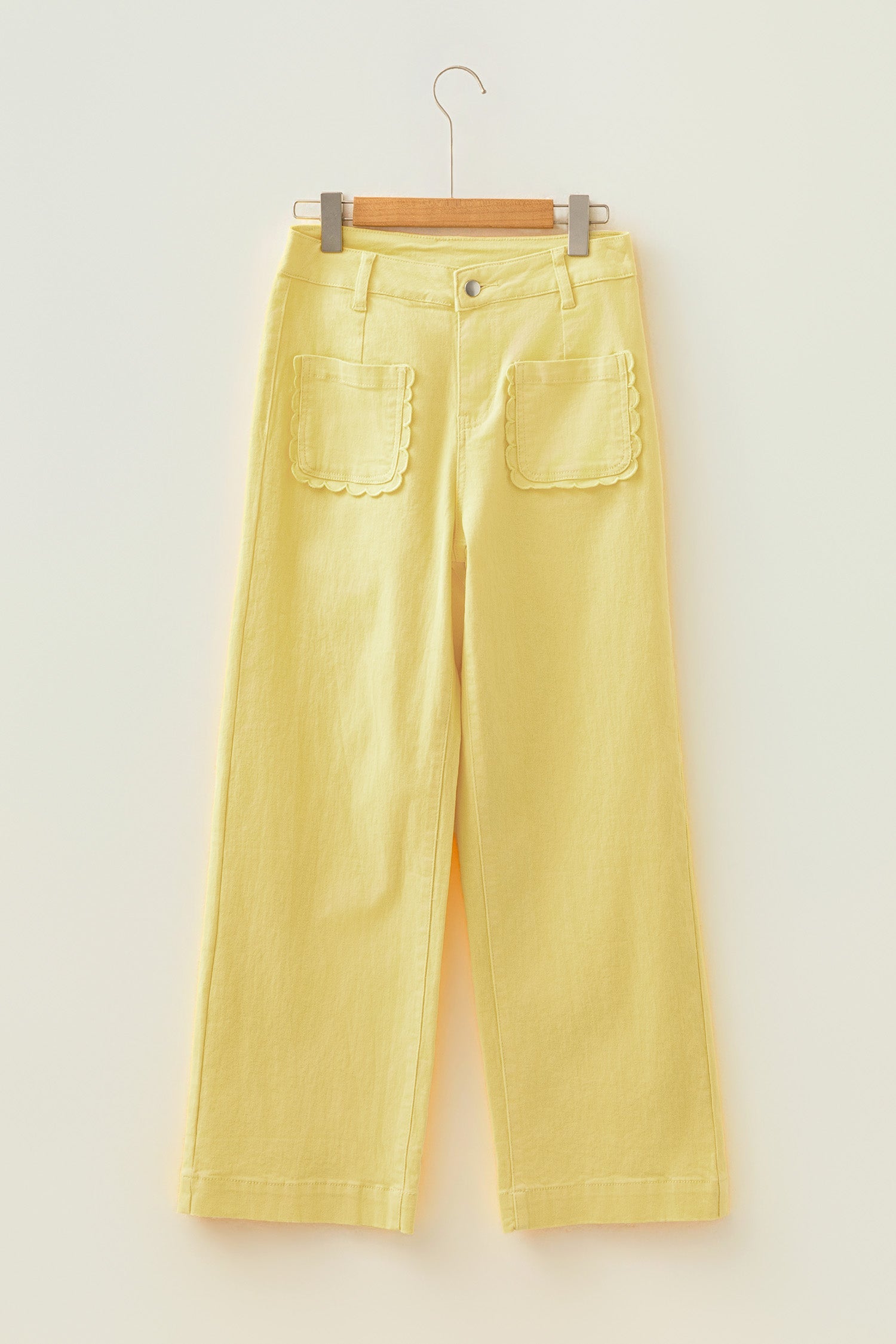 Scalloped Patch Solid Patch Pocket Shift Jeans in Yellow
