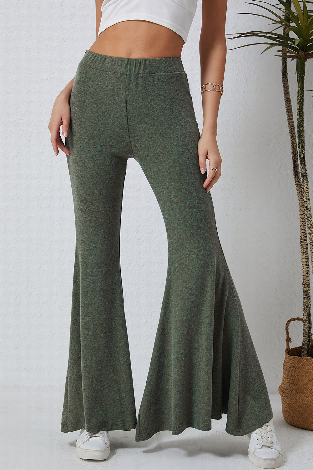 Pantalon vert taille haute ajusté et évasé