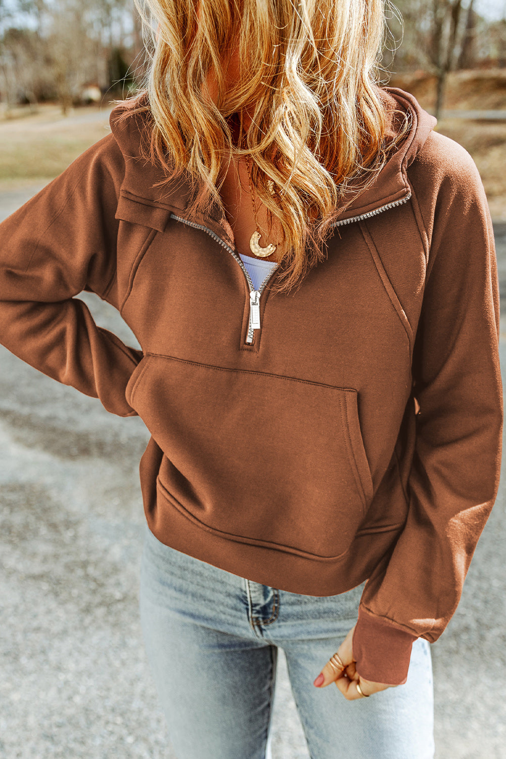 Sweat à capuche avec poche kangourou et quart de zip