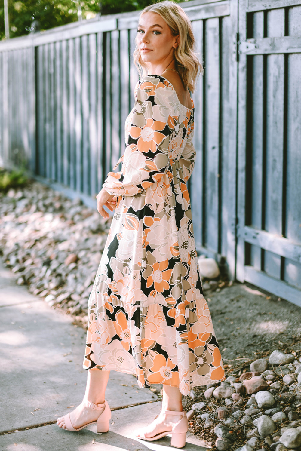 Robe longue florale audacieuse à manches bouffantes et taille nouée