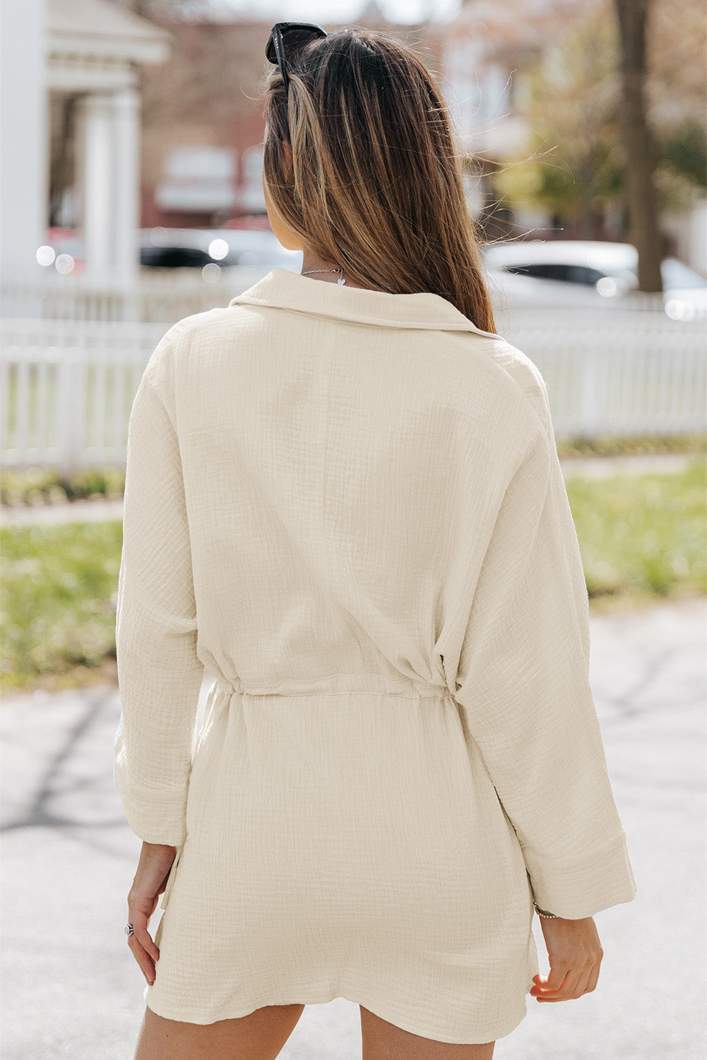 Chic Robe beige avec poches boutonnées et cordon de serrage à la taille