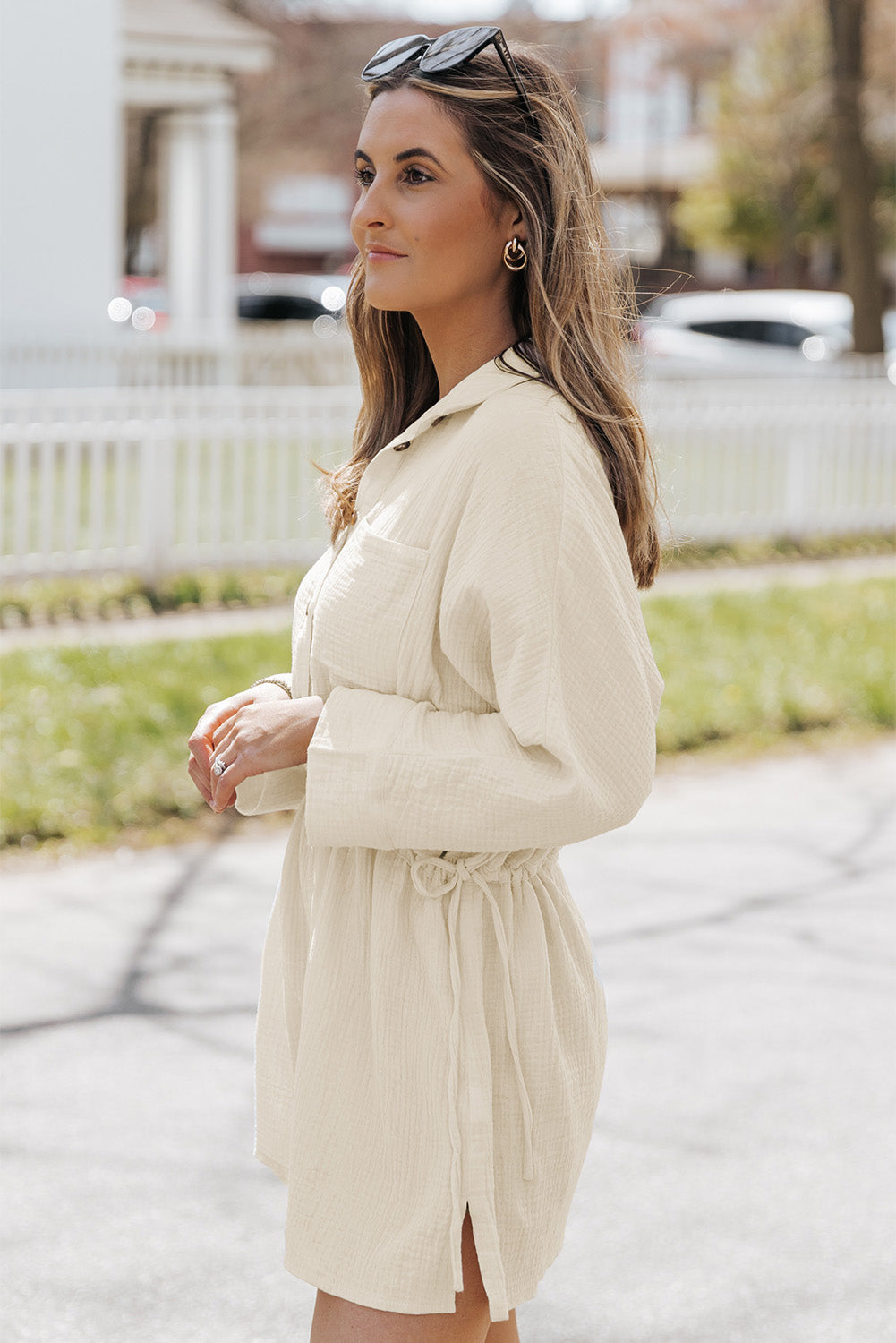 Chic Robe beige avec poches boutonnées et cordon de serrage à la taille