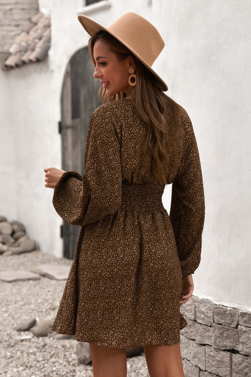 Robe Fleurie Courte Marron Manche Longue Col en V Taille Smockee