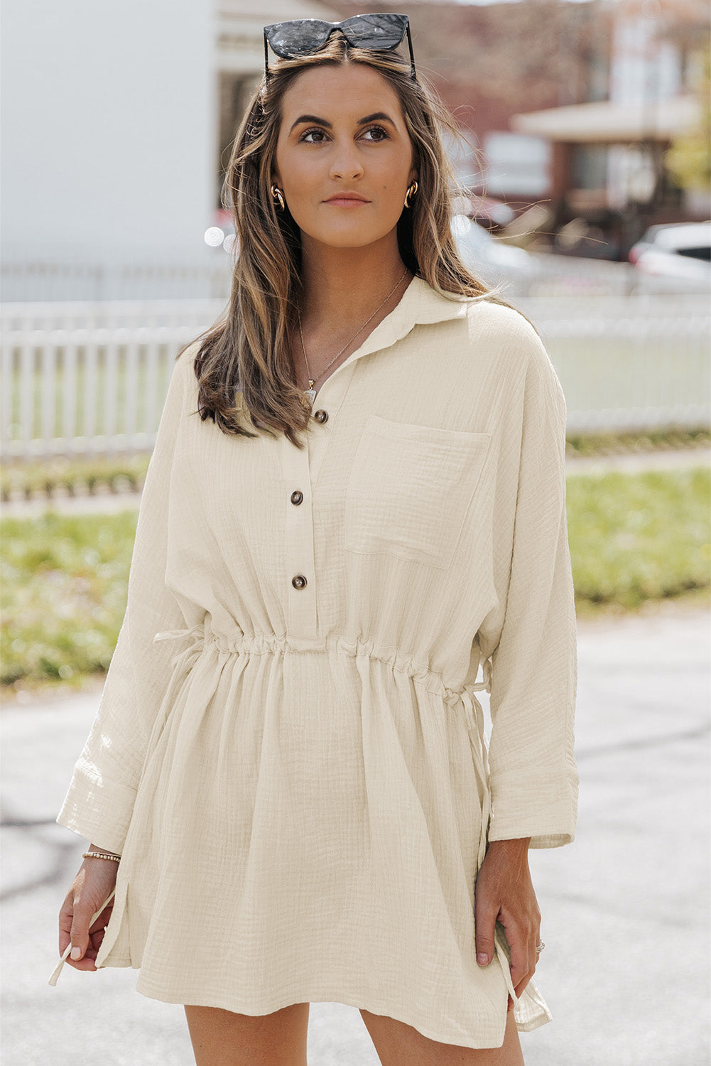 Chic Robe beige avec poches boutonnées et cordon de serrage à la taille